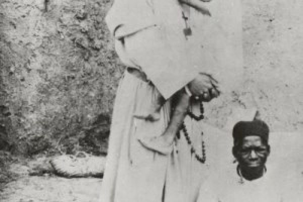 Charles De Foucauld con alcuni giovani tuareg