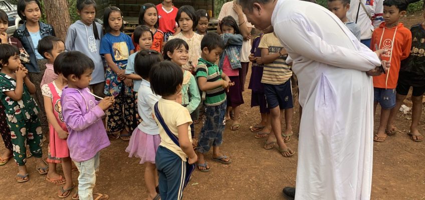 Io, vescovo tra gli sfollati in Myanmar