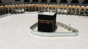 La Qaaba alla Mecca senza pellegrini a causa del Coronavirus